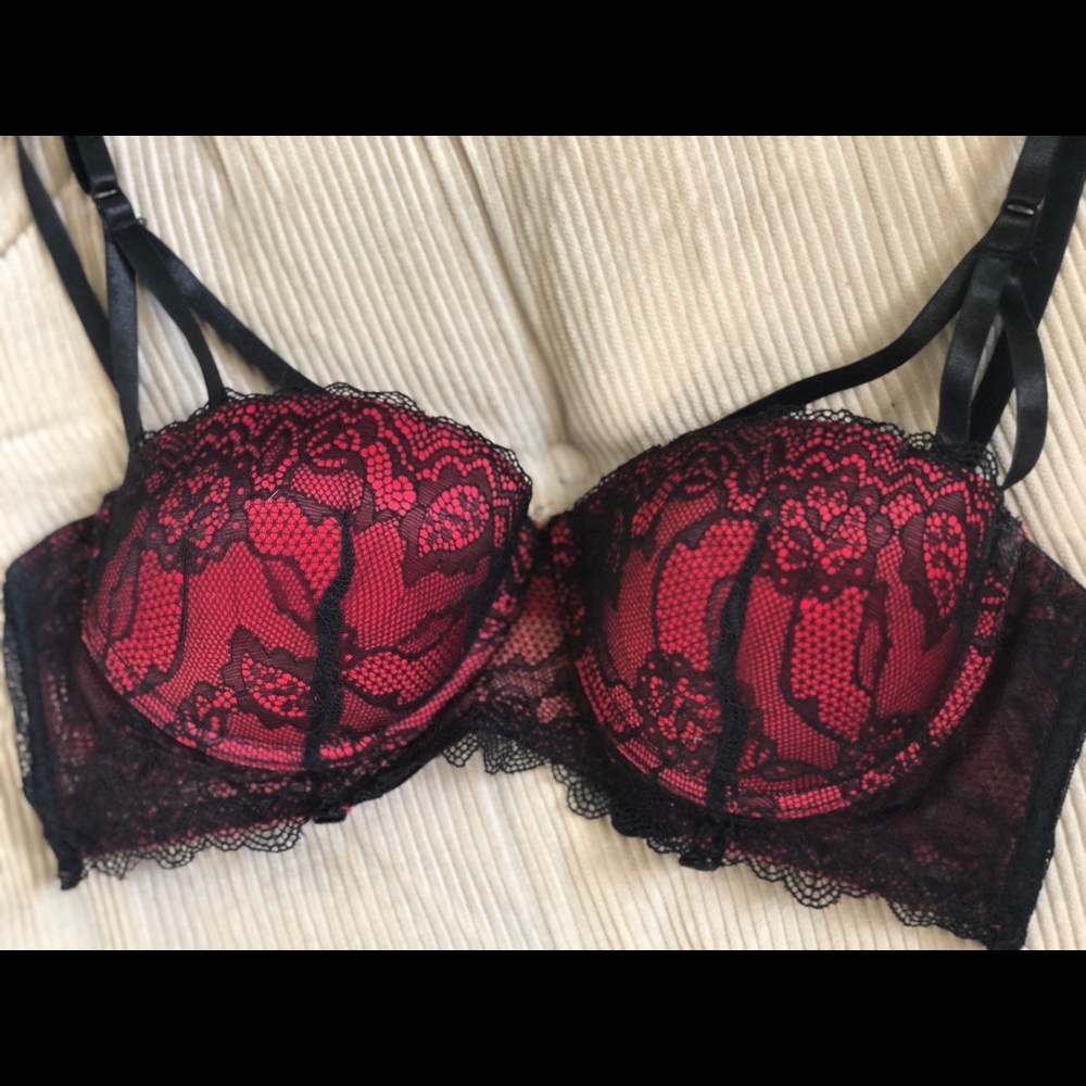 Strappy & Lacey push up bra red/black. Size: 36C